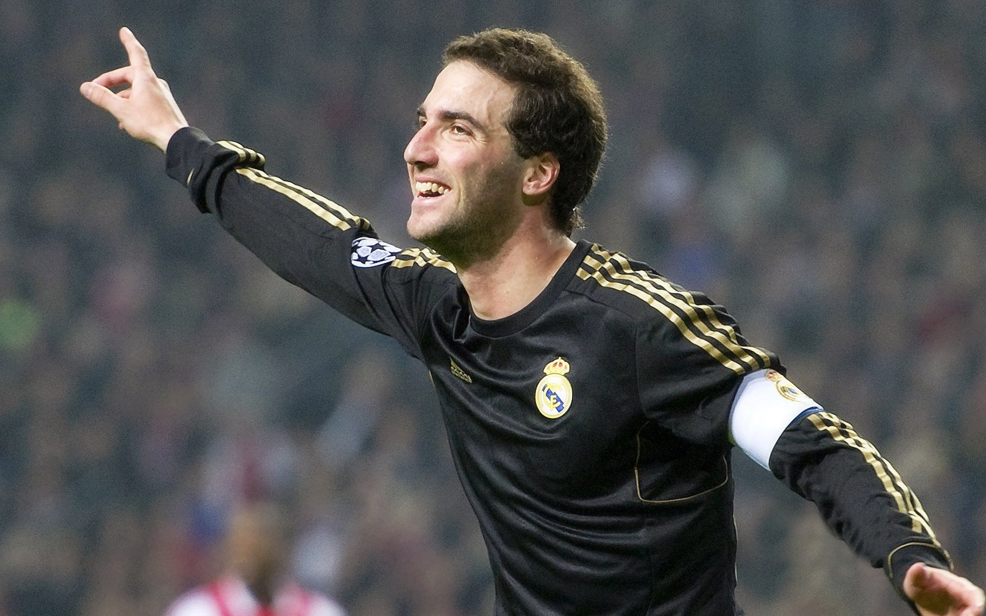 _城市天空漂移：在高楼间追逐速度_，漂浮在城市的天空