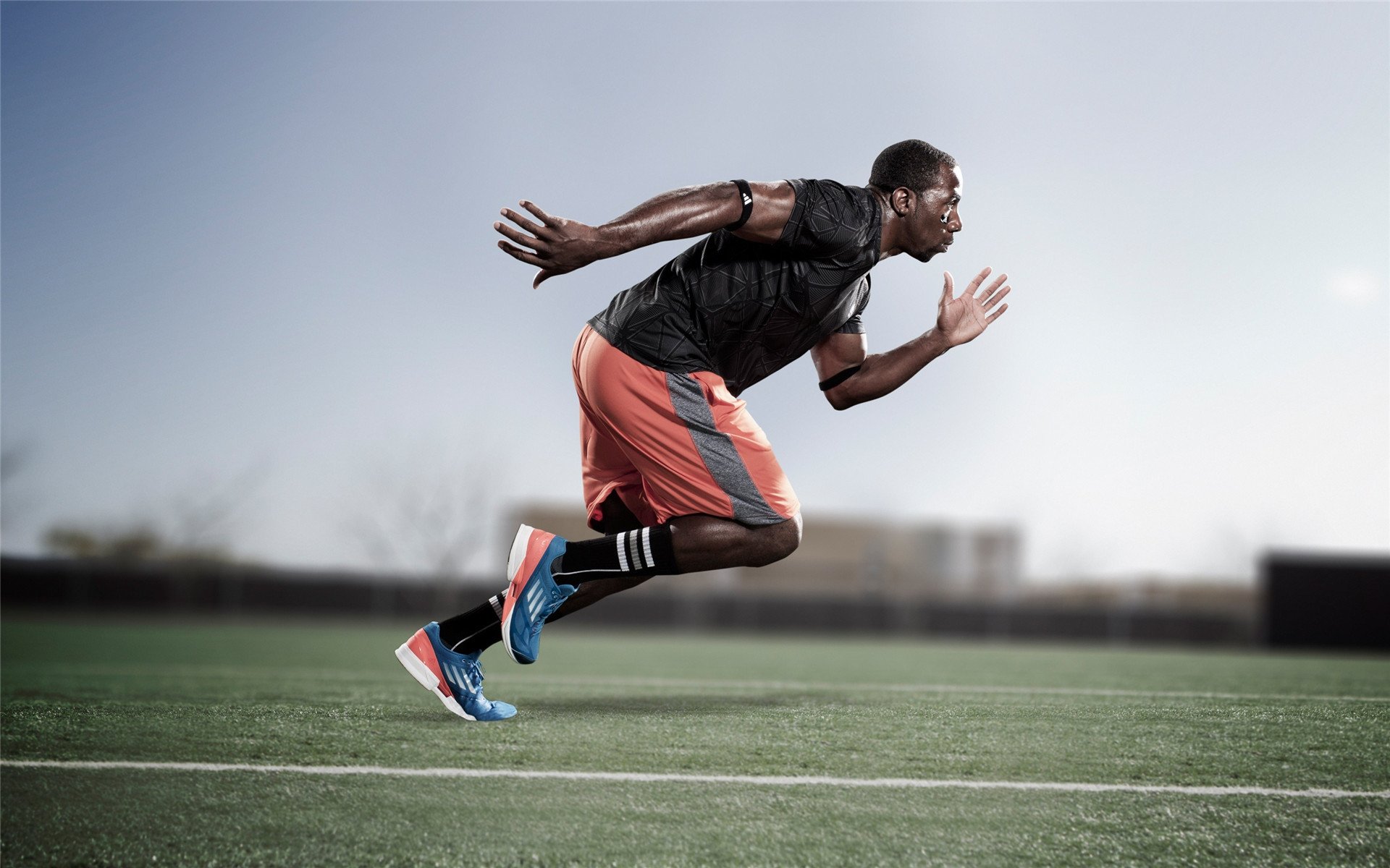 上海上港球员贡献关键进球，帮助球队取胜，上海上港球员照片